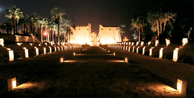 Луксор, Египет. Фото Луксорского храма ночью