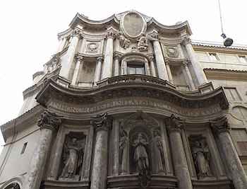 Фасад барочной церкви в Италии